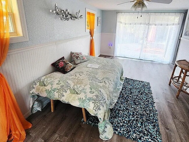 Building Photo - "Charming 4-Bed, 3-Bath Waterfront Home in Weeki Wachee Gardens"