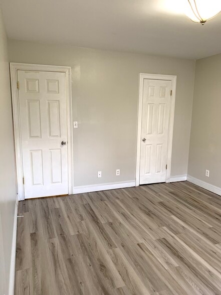 MAIN BEDROOM - 3668 Kingsboro Rd NE