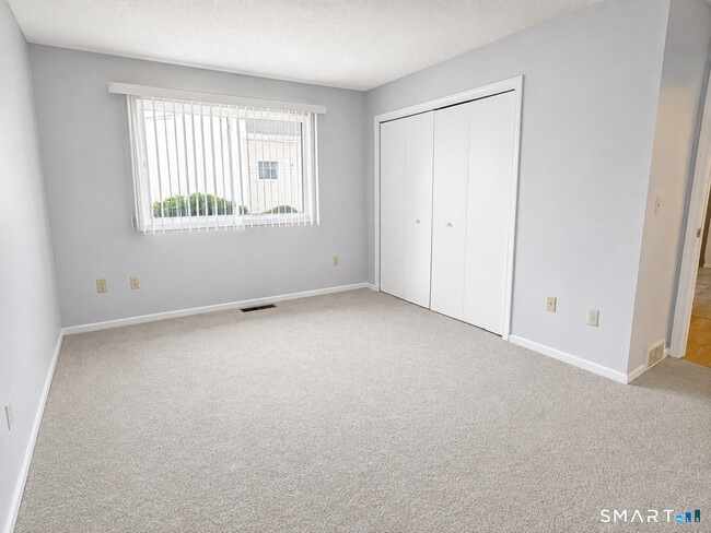 Building Photo - 501 Summer Hill Dr