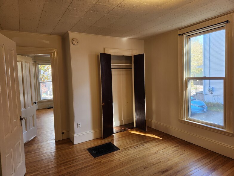 Bedroom 2 with closet - 46 Saunders St