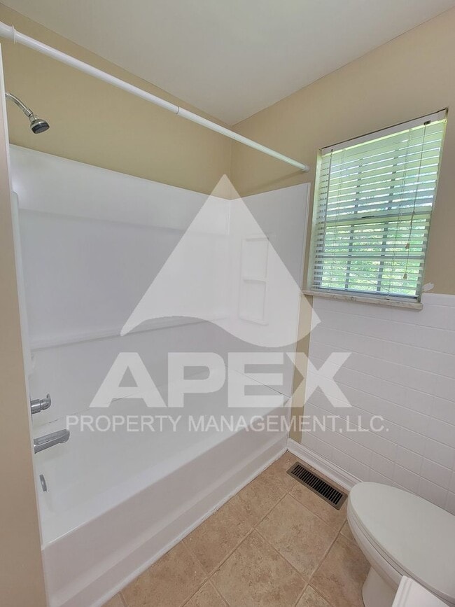 Building Photo - Spacious 3-Bd 2 BA Single Family home w/ B...