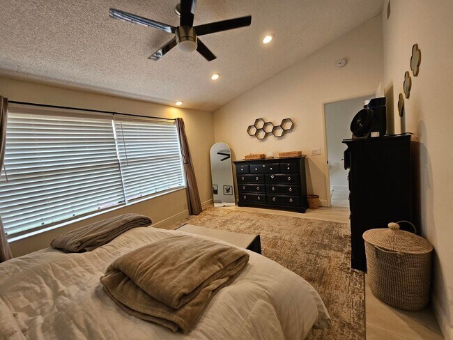 Building Photo - 7976 La Mirada Dr