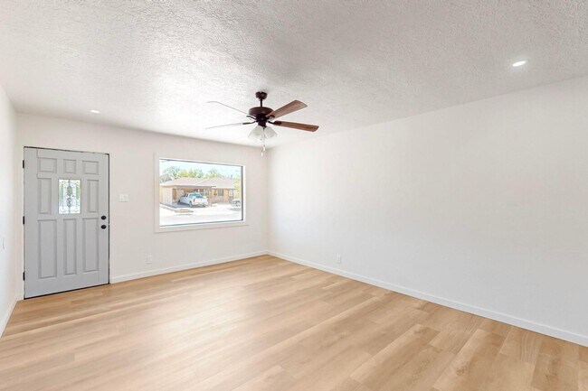 Building Photo - 2227 Inez Dr NE