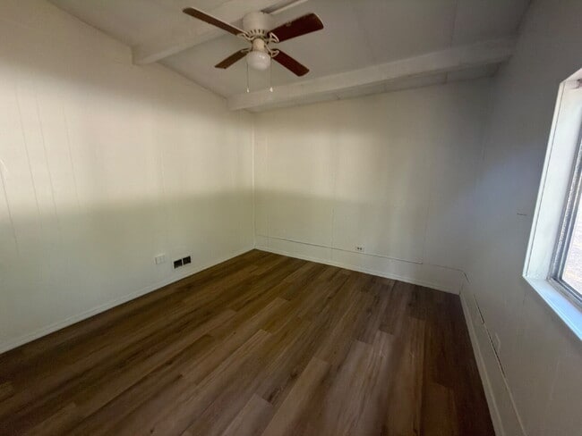 Building Photo - 2 bed 1 bath. Vinyl plank throughout. Yard maintenance included. Close to San Marcos Outlet Malls.