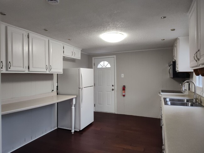 Building Photo - Move-in Ready duplex located in The Rockwe...