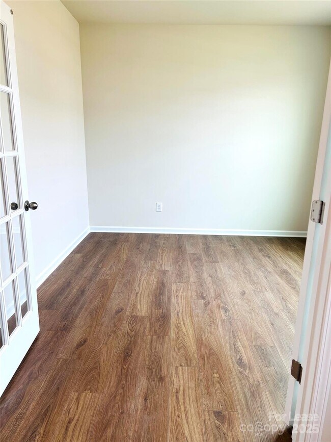 Building Photo - 15753 Country House St