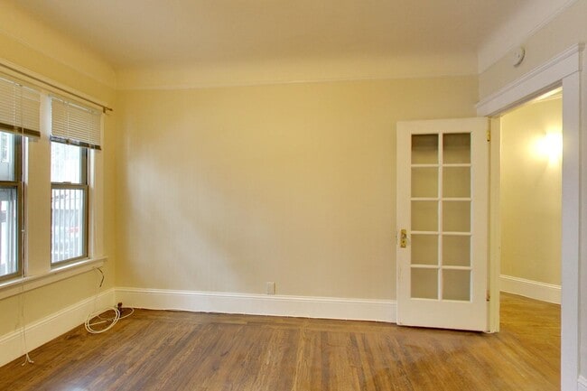 Building Photo - Parking! 2BR. Private Patio!  DISHWASHER! On-Site LAUNDRY! HARDWOOD!