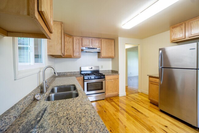 Building Photo - 3 Bedroom with New Kitchen, Bathroom and H...