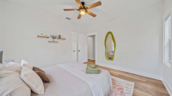 Building Photo - 1007 E Comanche Ave