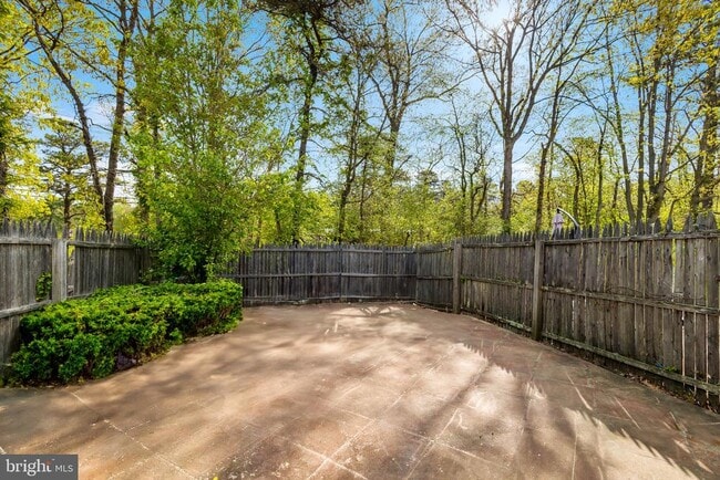 Building Photo - 8 Victoria Manor Ct
