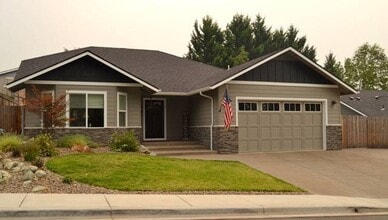 Building Photo - 3 bed 2 bath  Home for Rent in Grants Pass