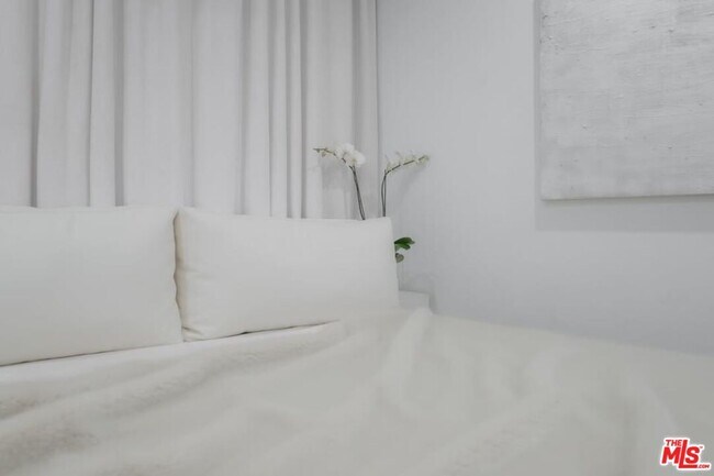 Building Photo - 7062 Hawthorn Ave