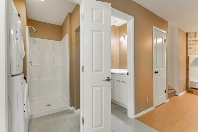 Building Photo - 1704 Waterloo Tr