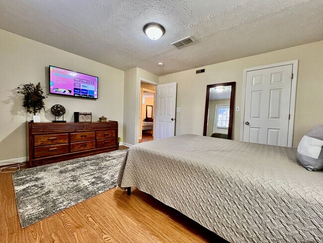 Building Photo - Great corporate furnished rental- close to everything.