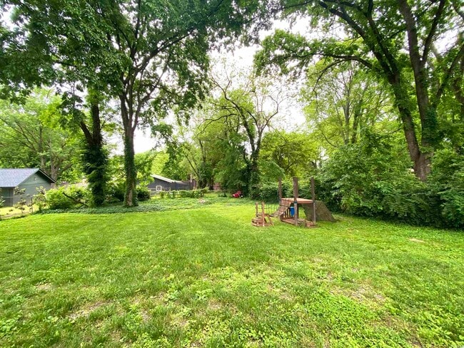 Building Photo - 1305 Stratford Ave