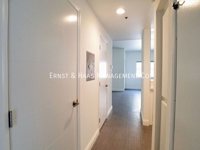 Building Photo - 730 W 4th St