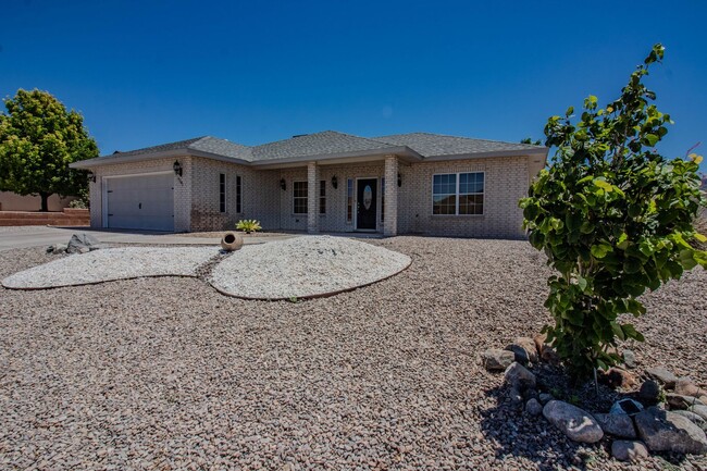 Building Photo - Beautiful 4 Bedroom/2 Bath Home