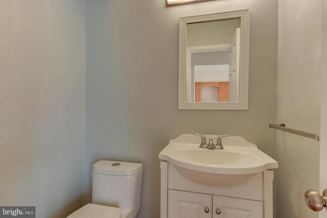 Building Photo - 107 Montrose Ave