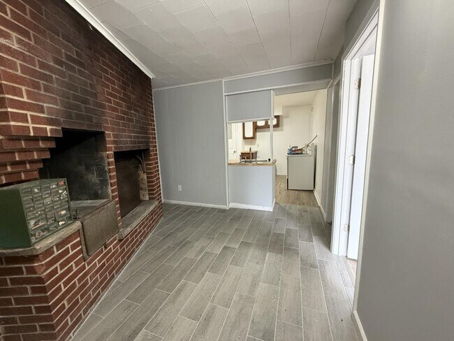 Building Photo - 1410 Bradley Ave