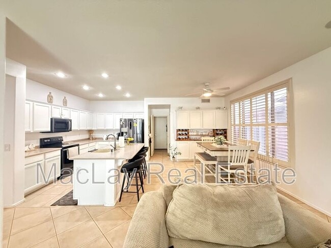 Building Photo - 757 W Aloe Pl