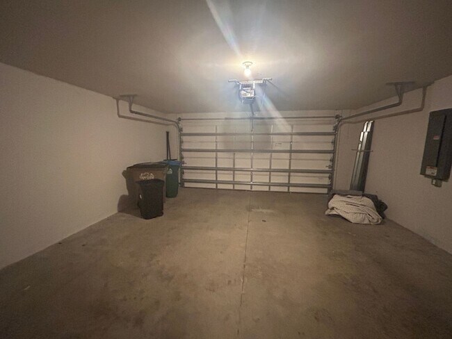 Building Photo - 3927 NE 23rd Pl