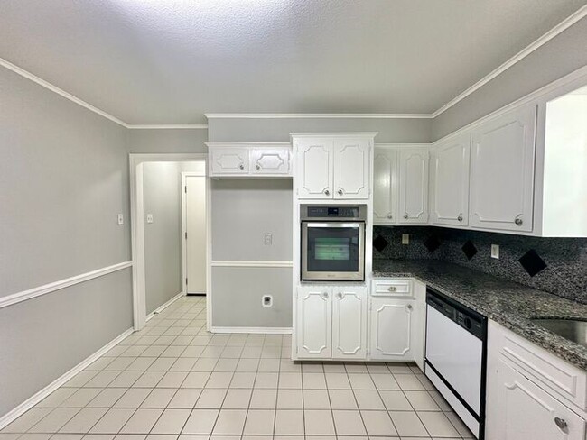 Building Photo - Beautiful 4 Bedroom 2 Bathroom home in Tyler!