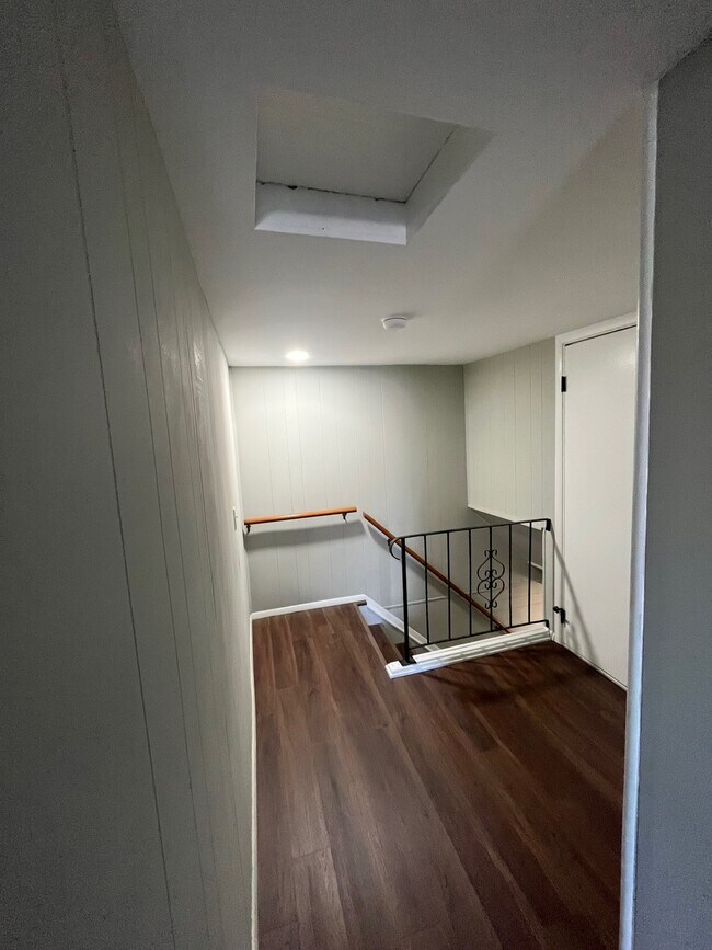 Building Photo - 215 Knight St