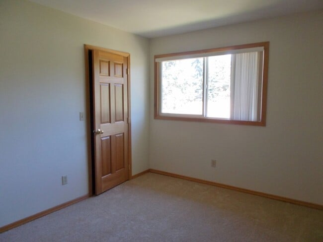 Building Photo - 2BR 1 BA Kirkland Condo! Finn Hill/Juanita Area!