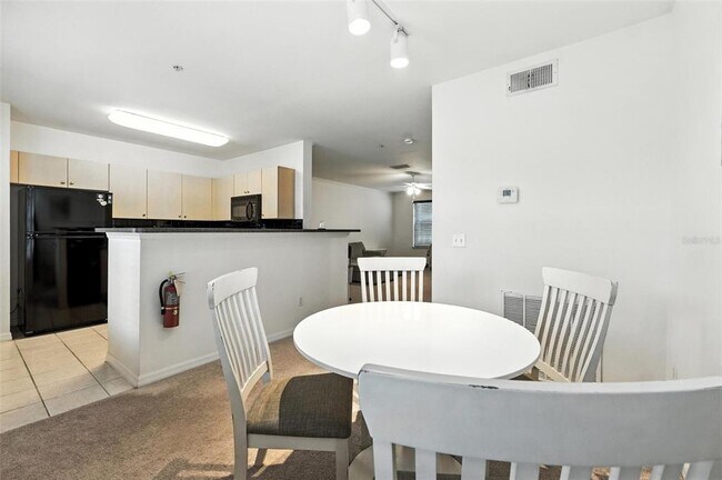 Building Photo - 742 Centervale Dr