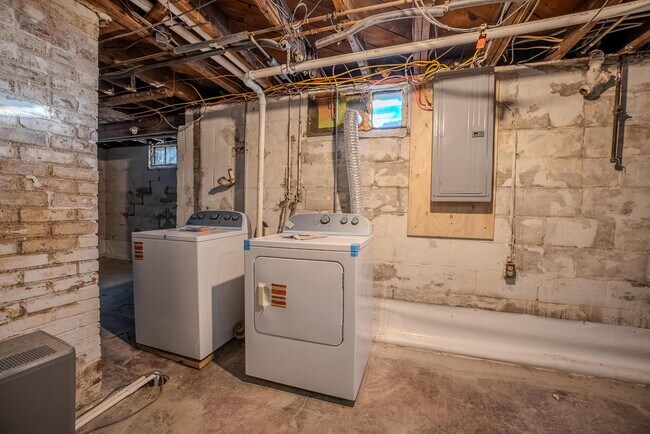 Building Photo - 657 E Moler St