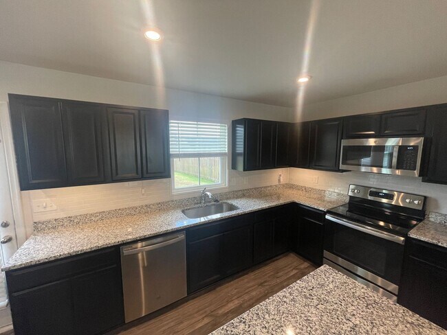 Building Photo - 4 Bedroom 2 1/2 Bath