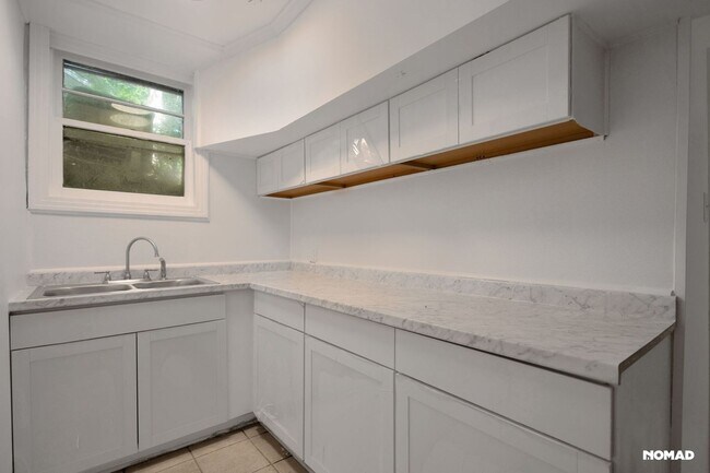 Building Photo - Charming 2BR Duplex in Jackson