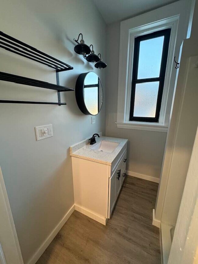 secondary bathroom - 1 Clinton St