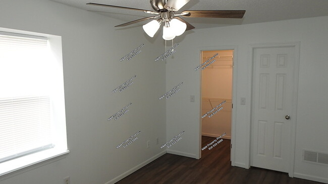 Building Photo - Adorable 2 bedrooms and 1 bath home located on N Drury Ave in Kansas City, MO