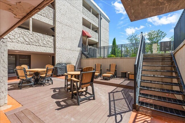 Building Photo - Newly Renovated Blackstone Gem!