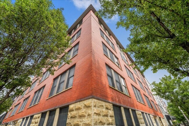 Building Photo - 1100 Clinton St