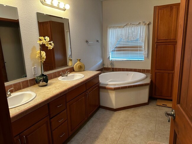 Building Photo - Fully furnished Rental Available Now
