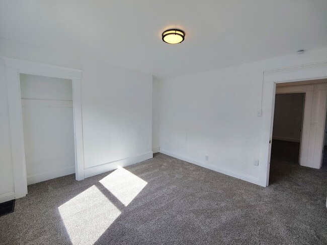 Building Photo - *Beautifully Updated & Spacious 6BD/1.5BA ...