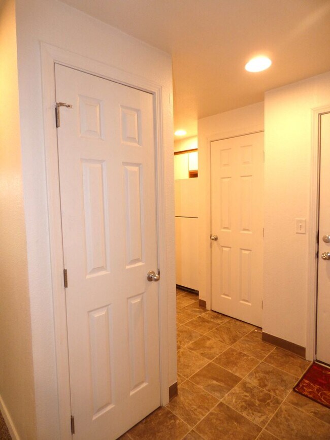 Building Photo - Rent Special: FREE June's Rent - 2 Bedroom 1 Bath Unit NE Salem!