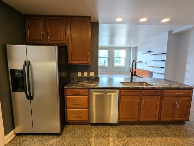Building Photo - Spacious 1 Bedroom 1.5 Bathroom Downtown Condo