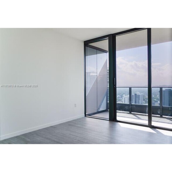 Building Photo - 1000 Brickell Plz