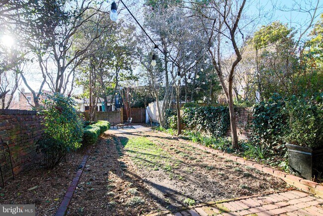 Building Photo - 217 S Lee St