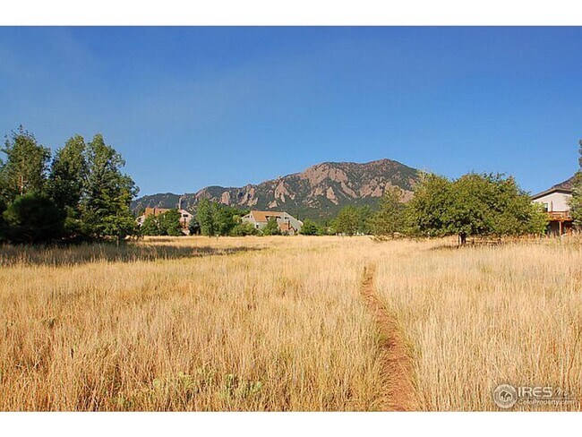 Building Photo - 5 Bed 4 Bath South Boulder Home Backs to Open Space W/Mountain Views!