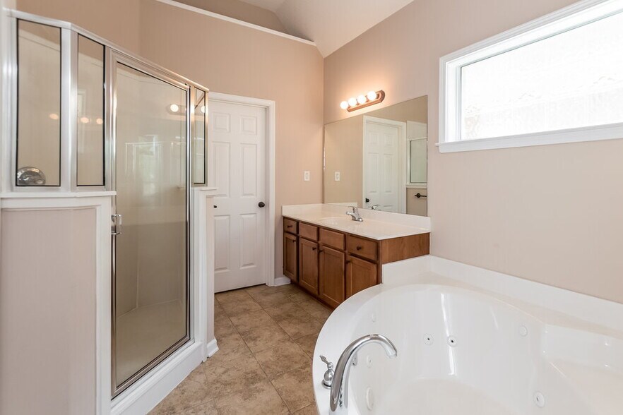 Building Photo - 5774 Bedford Loop E