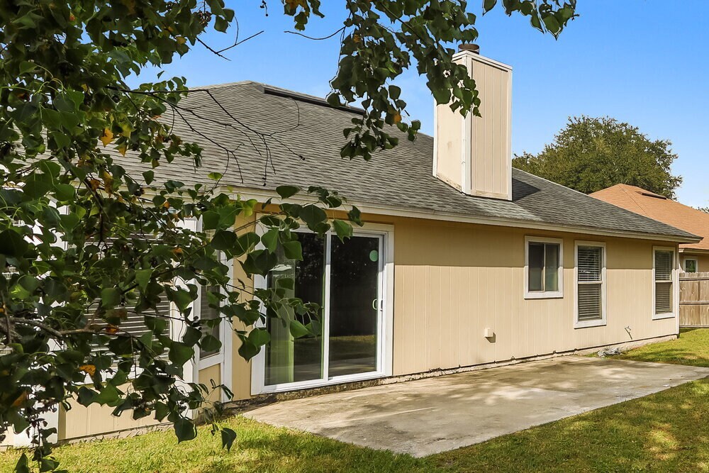 Building Photo - 411 Willow Green Dr