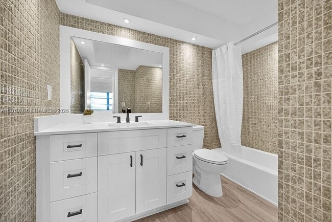 Building Photo - 2201 Brickell Ave