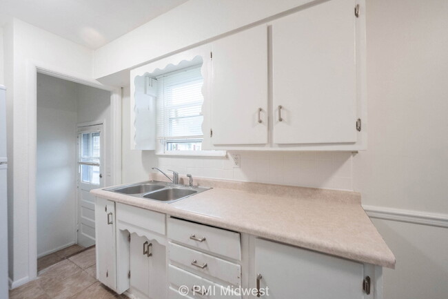 Building Photo - "Cozy 2-Bedroom Gem in Indianapolis – Your...