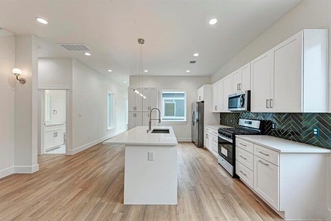 Primary Photo - 401 Delmar Ave