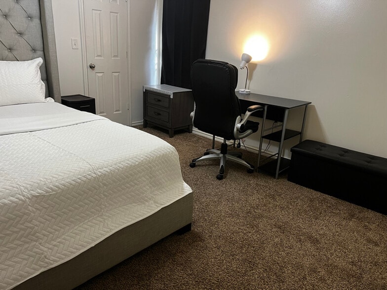 Building Photo - 512 N Chicago Ave