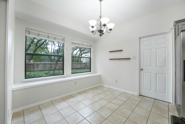 Building Photo - 903 Oaklands Dr